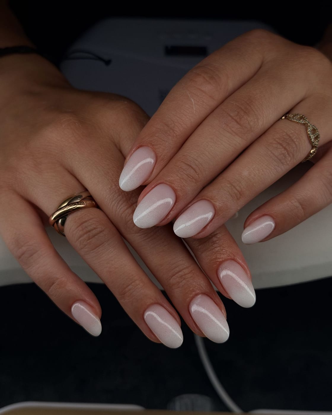 Efekt mleczny — manicure hybrydowy · od 145 zł
