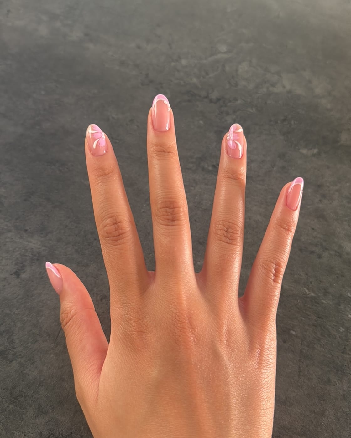 Delikatny french — manicure hybrydowy + french · od 180 zł