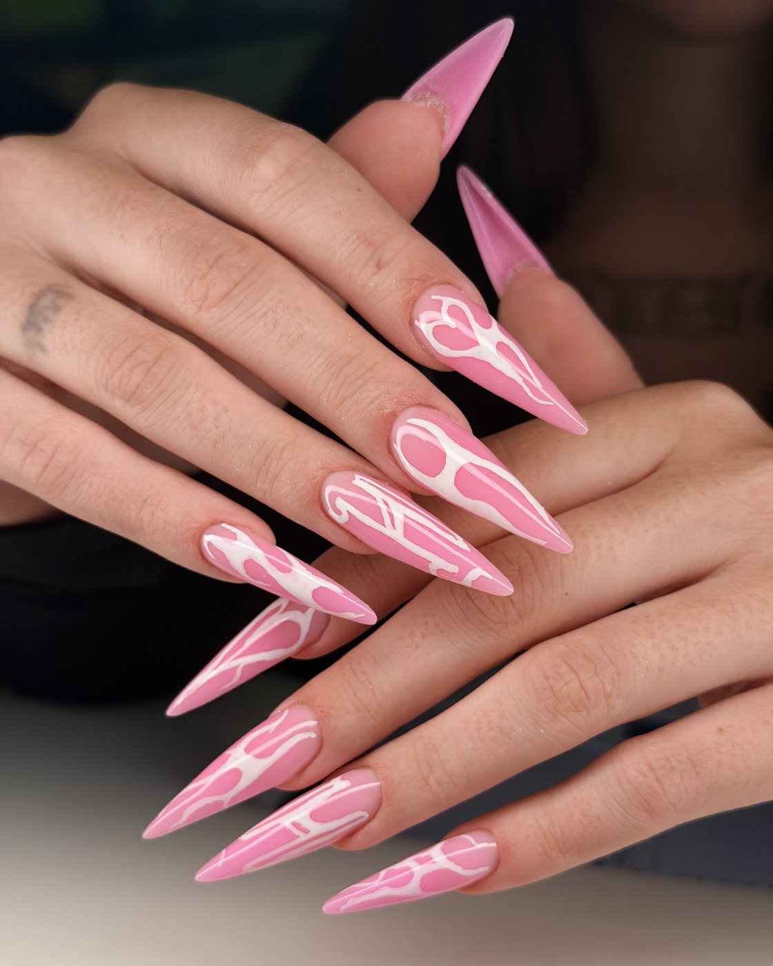 Stiletto z ręcznie malowanym wzorem — przedłużanie 5–7 + zdobienie · od 260 zł